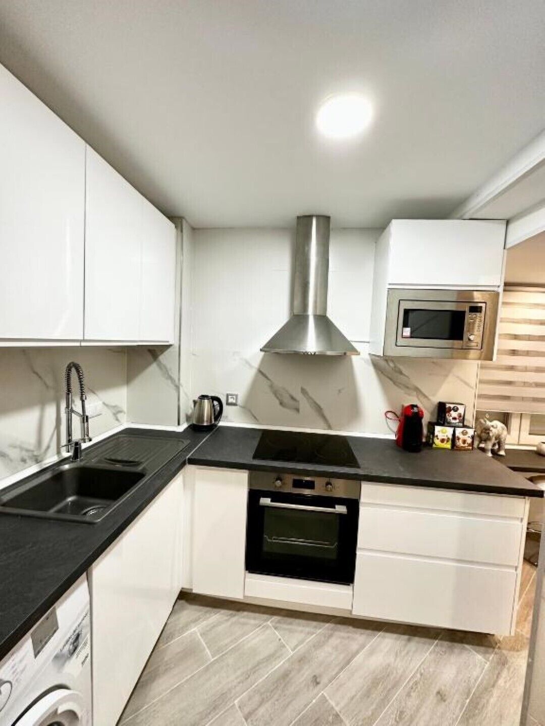 Kjøleskap, mikrobølgeovn, ovn og kaffetrakter/tekoker