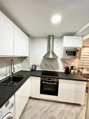 Refrigerador, microondas, horno, cafetera/tetera