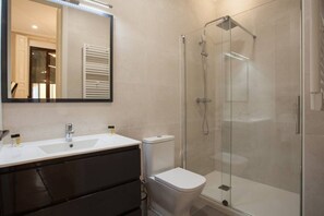 Shower, hair dryer, towels - Centro/gran Vía Unique Apartment (Madrid)