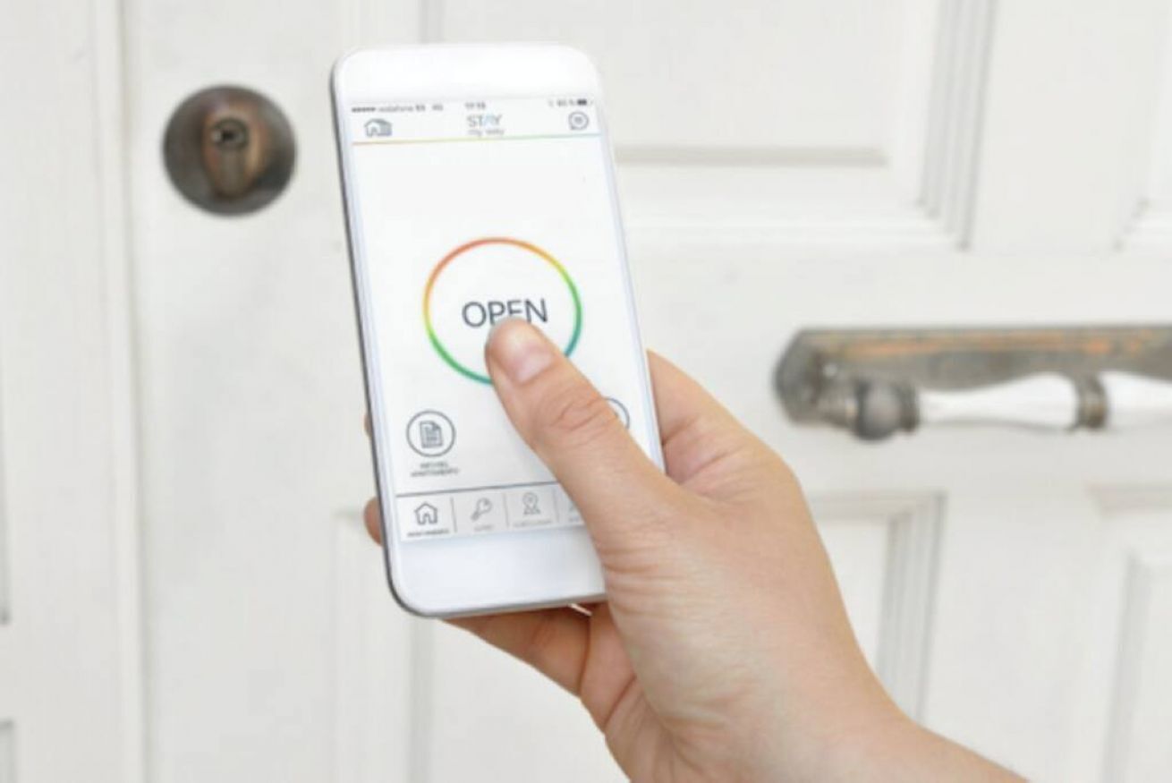 Een hand die een smartphone vasthoudt, met een vergrendelscherm waarop een 'OPEN' knop staat.
