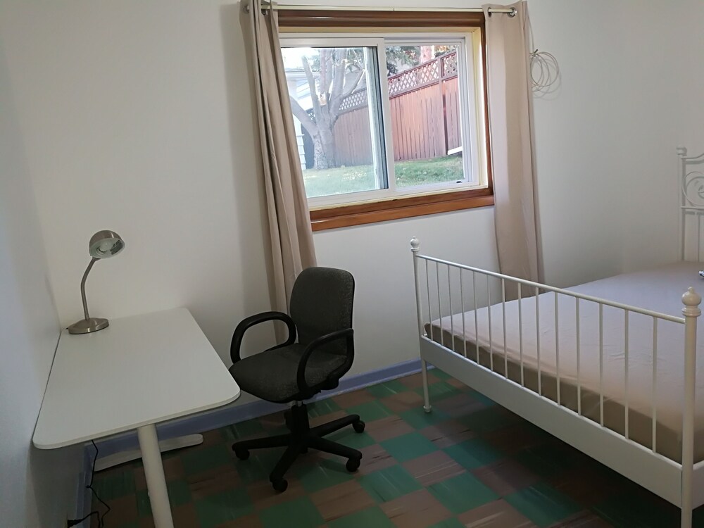 min-s-lovely-rooms-in-calgary-close-to-c-train-downtown-and-uc