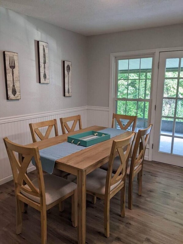 Dining - Citadel~quiet~centrally located (Pensacola)