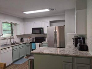 Fridge, microwave, oven, dishwasher - Citadel~quiet~centrally located (Pensacola)