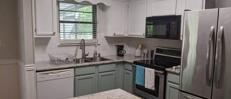 Kühlschrank, Mikrowelle, Ofen, Geschirrspüler