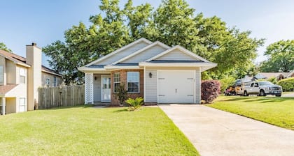 Stillbridge Cottage-UWF, shopping, restaurants, West FL Hospital, Beaches