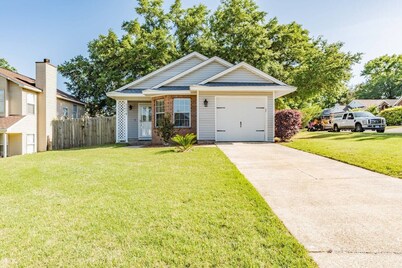 Stillbridge Cottage-UWF, shopping, restaurants, West FL Hospital, Beaches