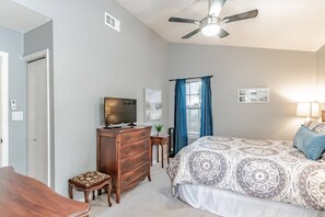 3 bedrooms, desk, iron/ironing board, travel cot - Stillbridge Cottage-UWF,Beaches,dining & shopping (Pensacola)
