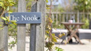 Un senyal de fusta amb la inscripció 'The Nook', que indica una zona o secció concreta.