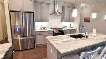 Réfrigérateur, micro-ondes, four, plaque de cuisson