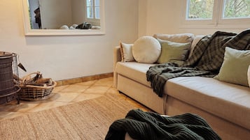 Smart-tv, een open haard, boeken en een stereo