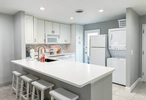 Frigorífico, microondas, horno y placa de cocina