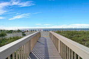 Beach nearby - Gorgeous newly renovated home w/ private pool and pool table w/ lagoon views. (Hilton Head Island)