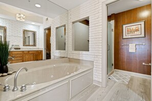 Badewanne, Haartrockner, Handtücher