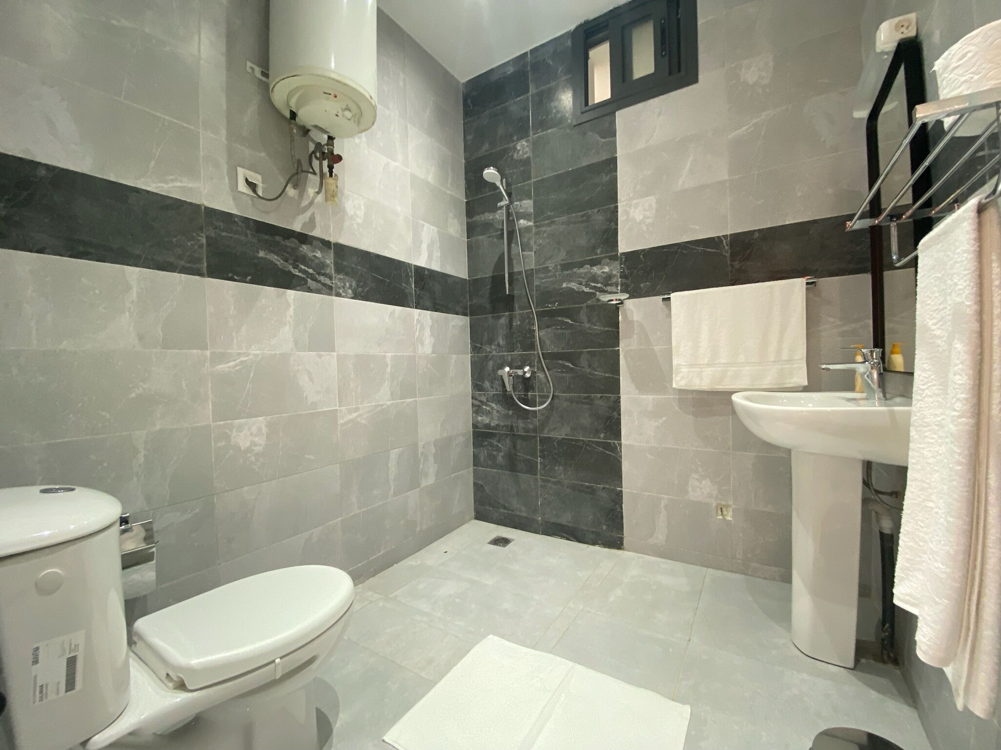 Standard Double Room | Bathroom | Shower, rainfall showerhead, free toiletries, hair dryer