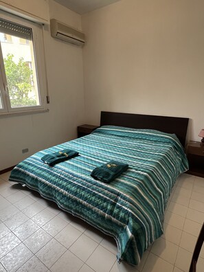 2 habitaciones, cuna de viaje y ropa de cama 