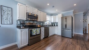 Fridge, microwave, oven, stovetop - View of Cabot Tower on Signal Hill, Hiking With Access to the East Coast Trail (St. John's)
