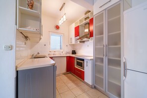 Fridge, oven, stovetop, dishwasher