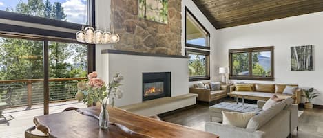 Smart TV, fireplace