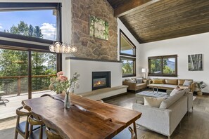 Smart TV y chimenea 