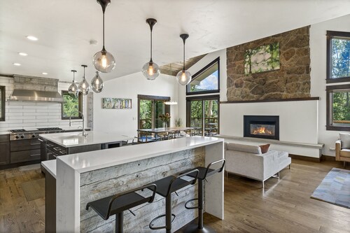 Peaceful Home on the Mountain - Amazing Deck with Views - Steam Shower