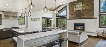 Peaceful Home on the Mountain - Amazing Deck with Views - Steam Shower