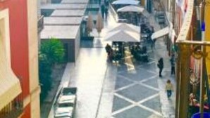 A street with outdoor seating and buildings on either side. - Suite del Ayuntamiento (Alicante (Alacant))