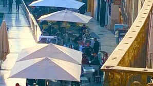 A street with outdoor seating and buildings. - Suite del Ayuntamiento (Alicante (Alacant))