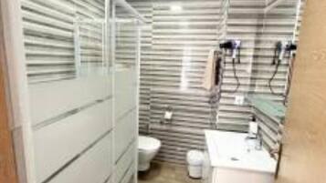 Een haardroger, handdoeken, zeep, shampoo