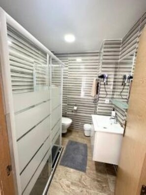 Secador de pelo, toallas, jabón y champú