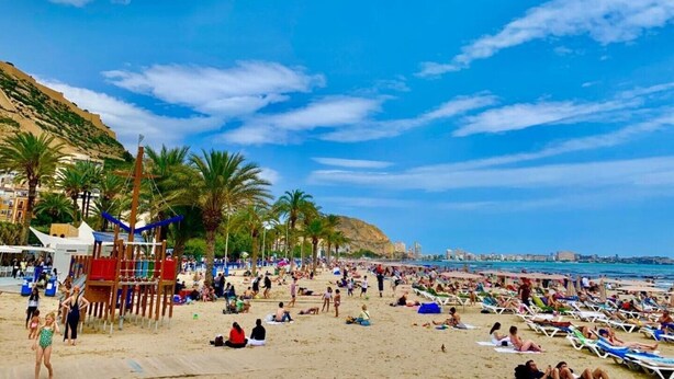 A crowded beach with palm trees and a clear sky. - Suite del Ayuntamiento (Alicante (Alacant))