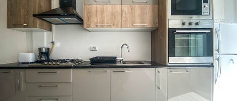 Kühlschrank, Mikrowelle, Ofen, Herdplatte