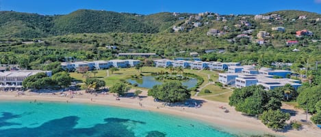 Aan het strand, ligstoelen aan het strand, strandlakens