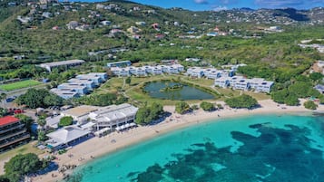 على الشاطئ، كراسي للتشمس، مناشف للشاطئ