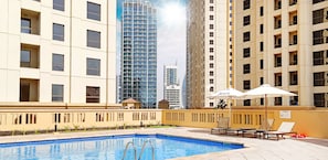 Hồ bơi ngoài trời