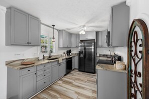 Frigorifero, microonde, forno, piano cottura