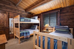 4 habitaciones, tabla de planchar con plancha, wifi y ropa de cama 
