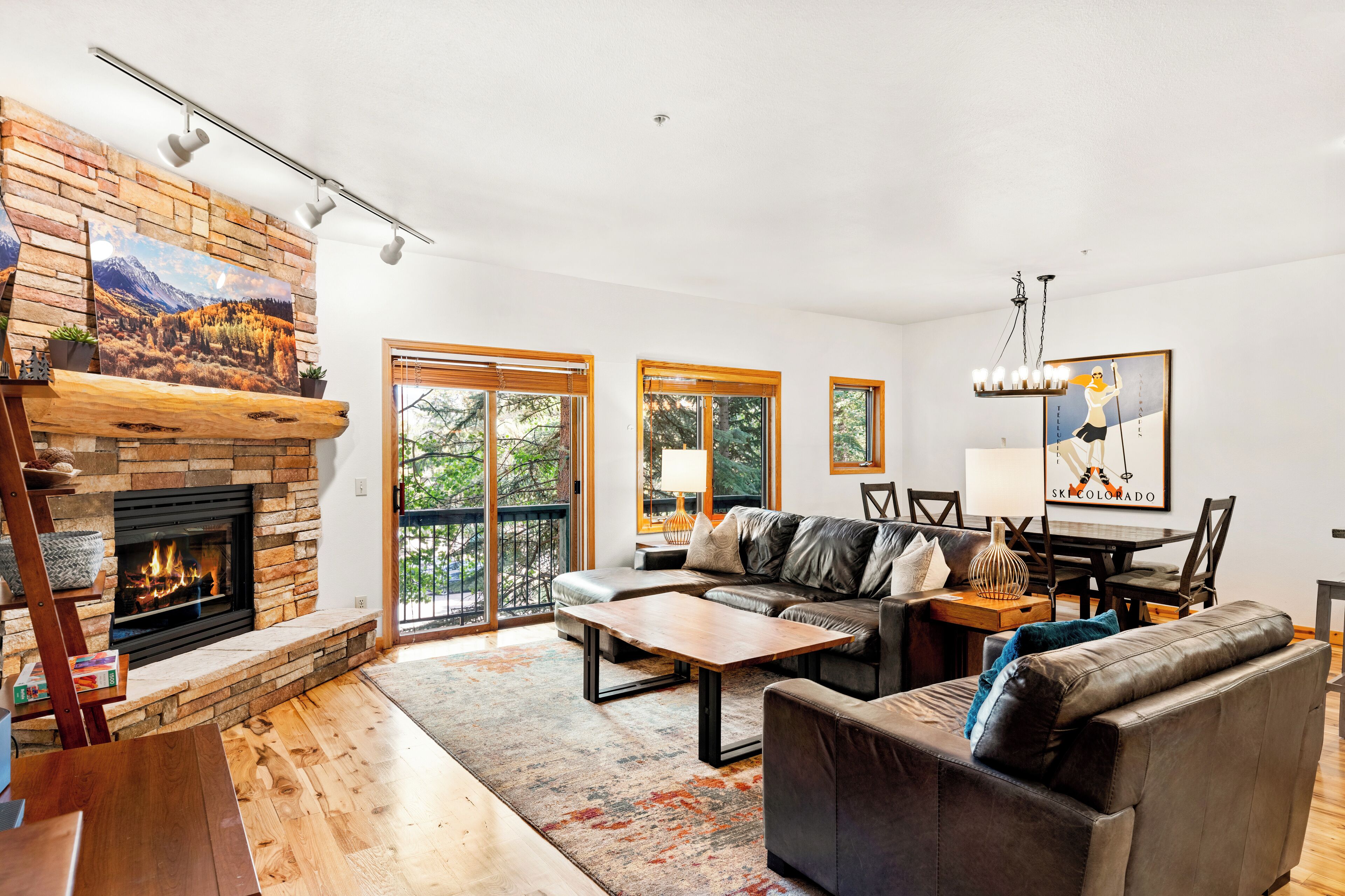 Een televisie en een open haard