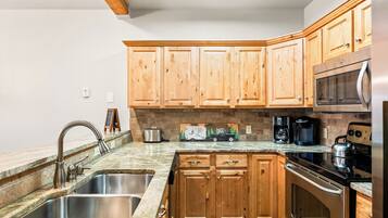 Lemari es, microwave, oven, dan kompor