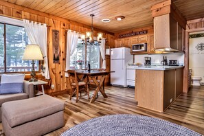 Interior - Stepaway Vacation Rentals - Cooper's Cabin (Eagle River)