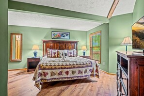 1 bedroom, iron/ironing board, free WiFi, bed sheets - epic mtn view •hottub •jacuzzi •free Dollywood tkt (Gatlinburg)