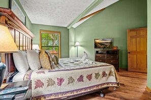 1 bedroom, iron/ironing board, free WiFi, bed sheets - epic mtn view • hot tub • jacuzzi • king bed • free Dollywood tkt (Laurel Hdwy) (Gatlinburg)