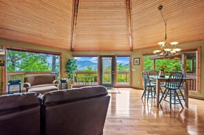 Smart TV, fireplace - epic mtn view •hottub •jacuzzi •free Dollywood tkt (Gatlinburg)