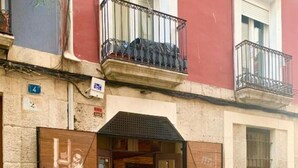 A restaurant with an open entrance, wooden doors, and two chalkboard menus. - Apartment en Rambla (Alicante (Alacant))