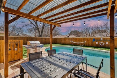 Luxury 4Bed/2Bath Hidden Gem w/ Backyard Oasis