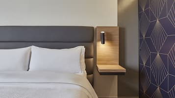 Habitación Deluxe, 2 camas matrimoniales | Escritorio, espacio para trabajar con laptop y cunas gratuitas