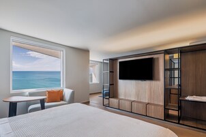 Escritorio, espacio para trabajar con laptop y cunas gratuitas 