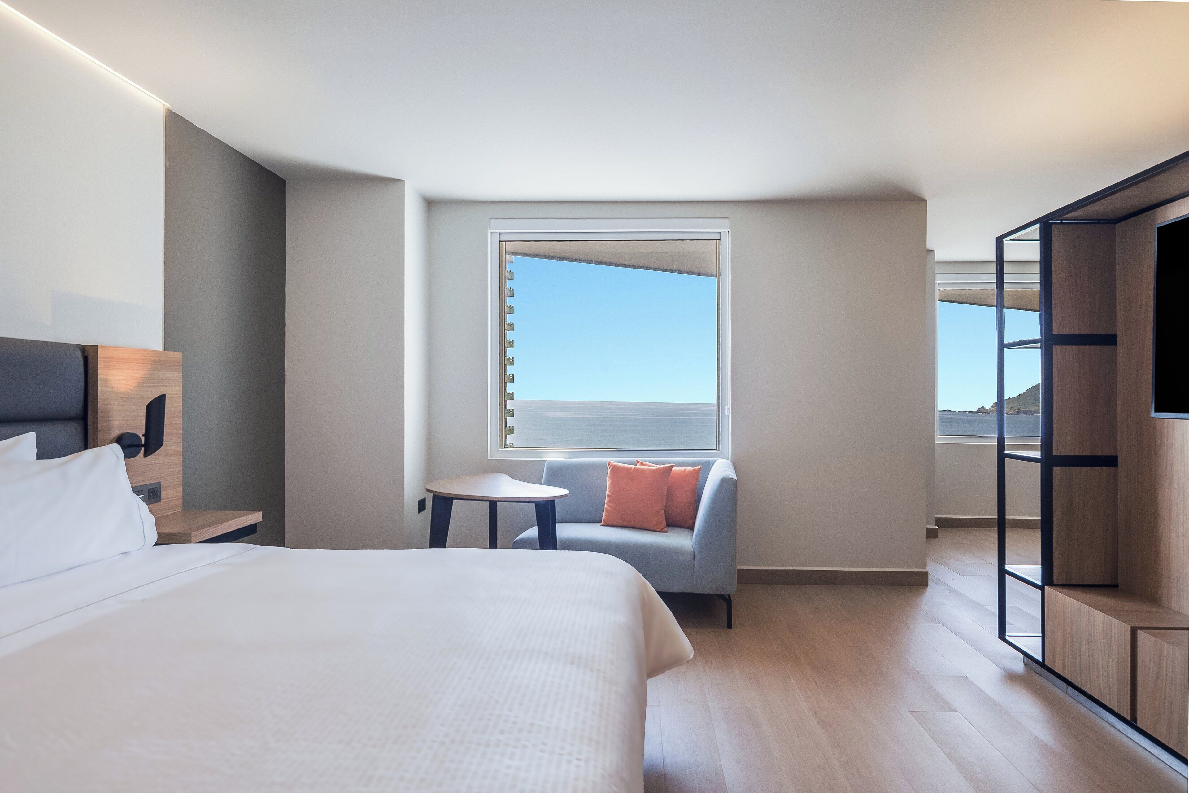 Suite junior, 1 cama King size | Escritorio, espacio para trabajar con laptop y cunas gratuitas 