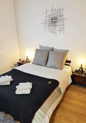 1 bedroom, desk, iron/ironing board, WiFi - Le Chat D'or Wifi Haut-débit Terrasse (Amiens)