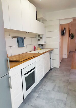 Kjøleskap, mikrobølgeovn, ovn og kokeplater