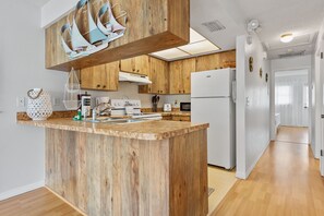 Fridge, microwave, oven, dishwasher - Cute Bungalow 3 properties from Beach ๐๏ธ Watch Sunsets from Deck (Holmes Beach)